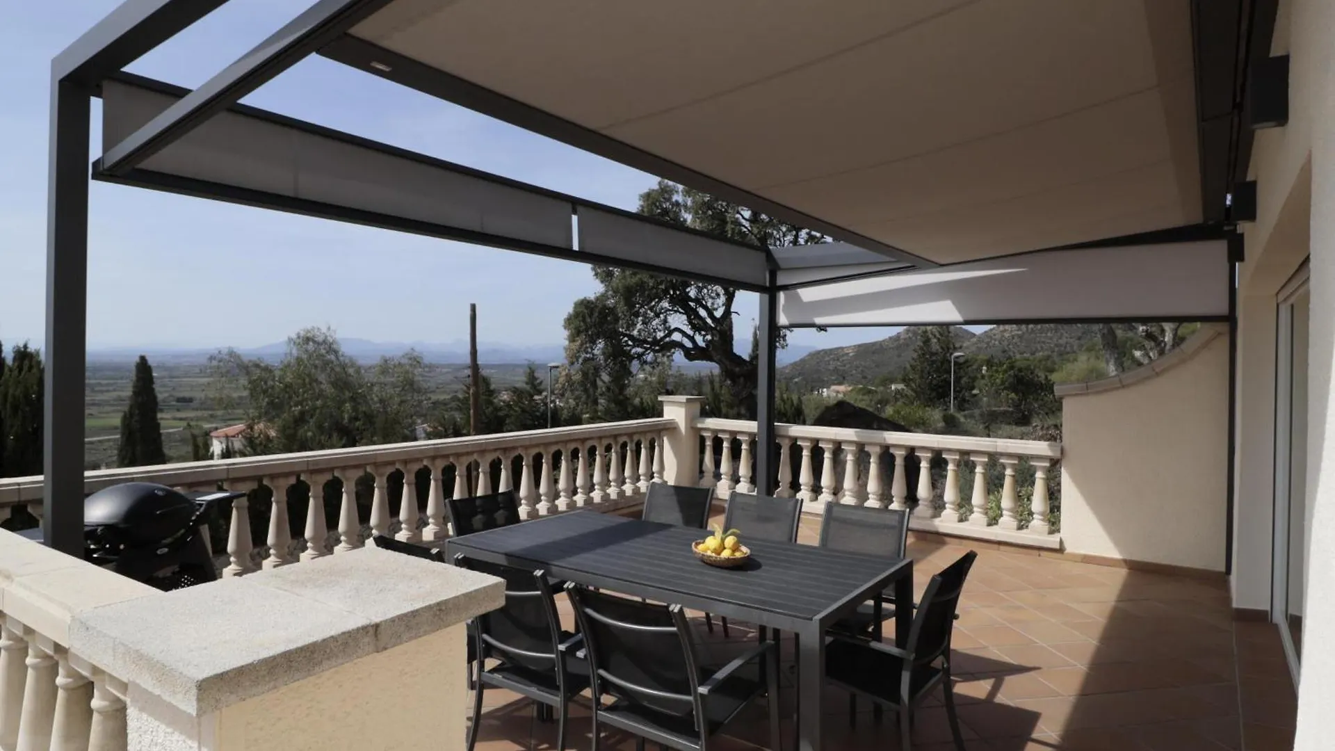 Casa de Férias Disfruta De Esta Casa Con Fantasticas Vistas, Piscina Y Jardin Privado Situada En Can Isaac, Palau Saverdera, Costa Brava - Es-366-6 Espanha